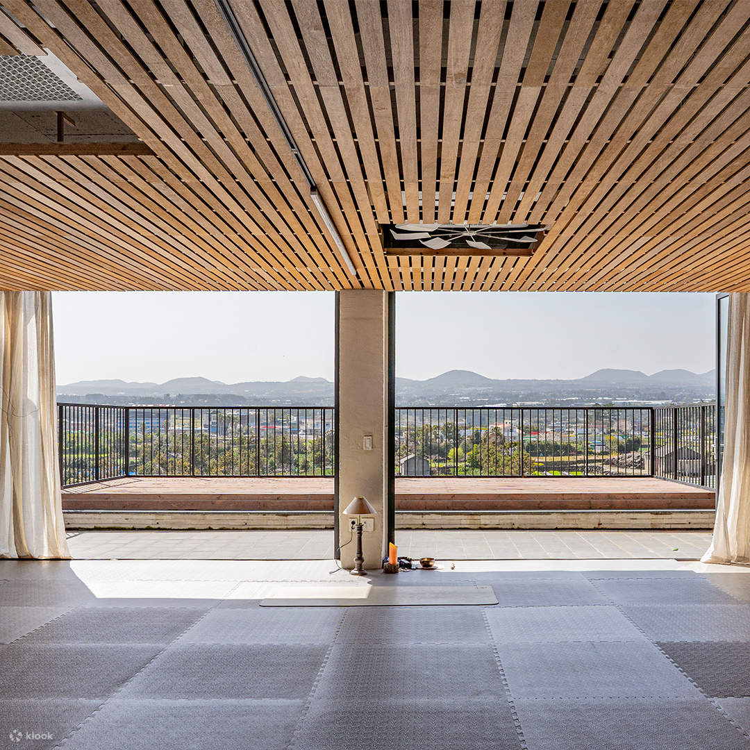 “Jeju Private Yoga Class with Oreum & Hallasan Views /DarayogaStudio